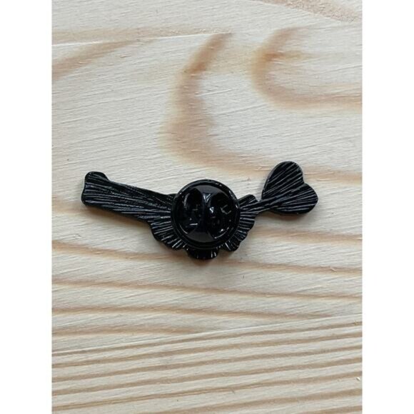 Skeleton Hand Enamel Pin Holding Heart - Picture 2 of 3